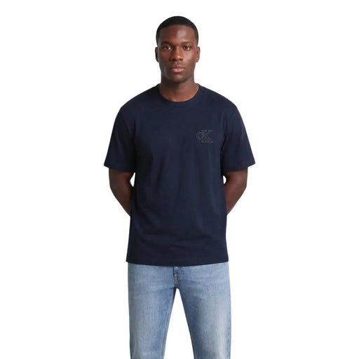 T-shirt homme Calvin Klein bleu marine en coton, col rond et logo brodé discret sur la poitrine gauche