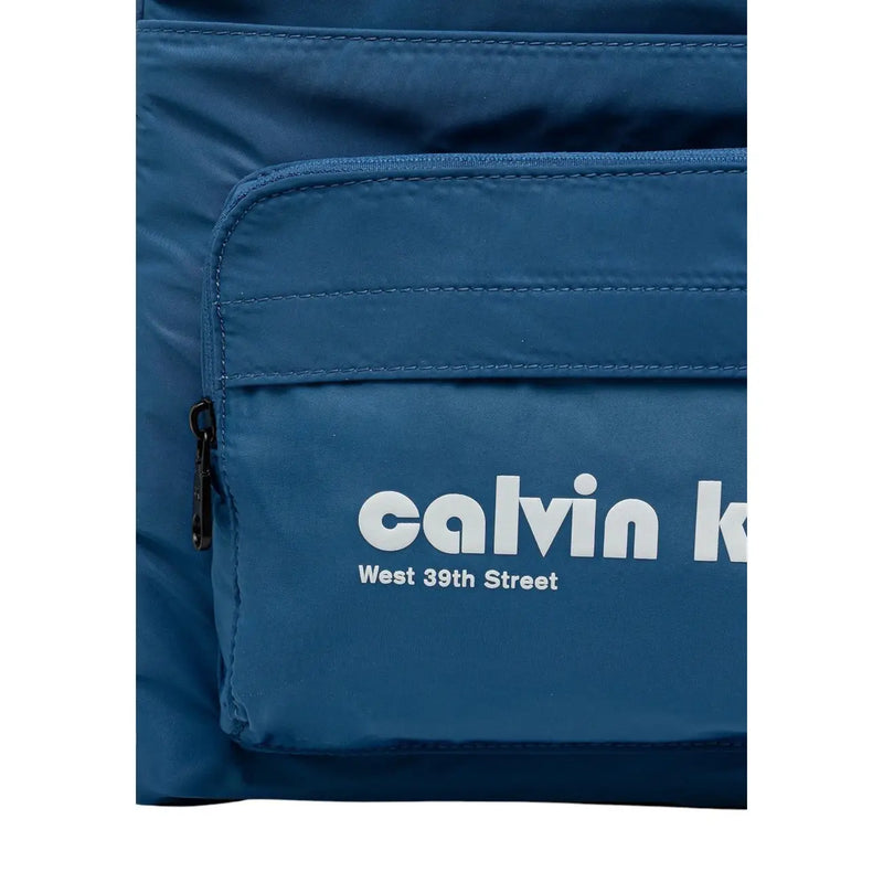Sac à dos bleu Calvin Klein pour homme, avec poches avant et logos Calvin Klein et West 39th Street blancs, 32 x 46 x 13 cm