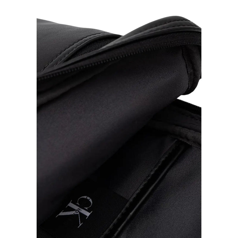 Sac bandoulière Calvin Klein pour homme, noir, avec logo audacieux, design minimaliste et détails de couture discrets.