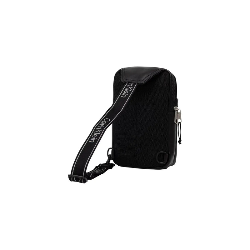 Calvin Klein Sac bandoulière homme noir à logo audacieux, corps en maille et finitions en cuir contrastant.