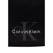 Sac bandoulière Calvin Klein pour homme, en cuir noir avec logo en relief et largeur 17 cm.