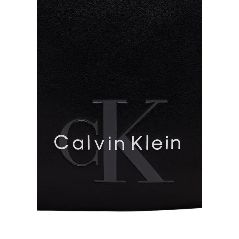 Sac bandoulière Calvin Klein pour homme, en cuir noir avec logo en relief et largeur 17 cm.