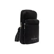 Sac bandoulière Calvin Klein pour homme, en toile noire avec logo audacieux, design minimaliste élégant et fermetures éclair argentées.