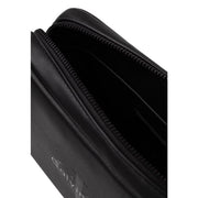 Pochette Calvin Klein pour homme, modèle Bold, en polyuréthane noir avec fermeture éclair élégante et logo discret en relief, vue de face