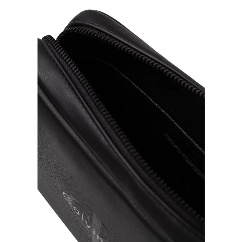 Pochette Calvin Klein pour homme, modèle Bold, en polyuréthane noir avec fermeture éclair élégante et logo discret en relief, vue de face