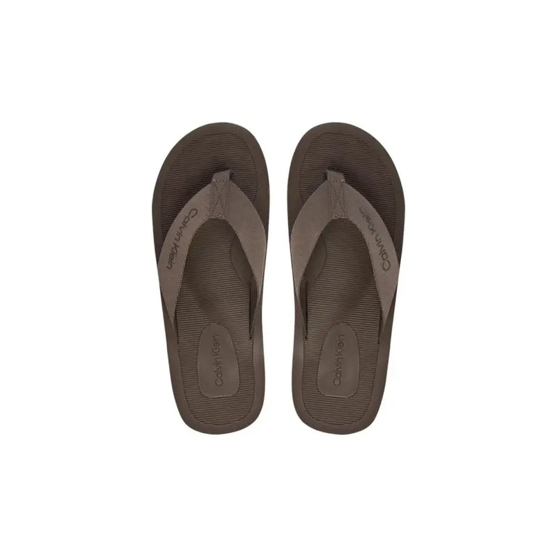 Calvin Klein Tongs marron pour homme en polyester avec semelle texturée et bride assortie, idéales pour une tenue décontractée.