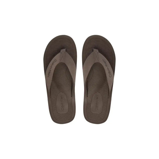 Calvin Klein Tongs marron pour homme en polyester avec semelle texturée et bride assortie, idéales pour une tenue décontractée.