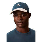 Casquette de baseball bicolore bleue et crème avec logo CK brodé en blanc, 100 % coton. Calvin Klein