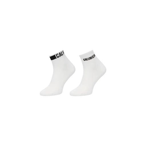 Chaussettes blanches Calvin Klein en coton, style cheville, avec bande logo noire au bord, pour homme, tenue décontractée