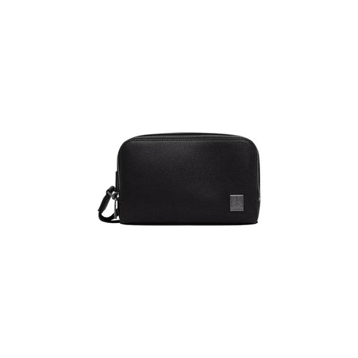 Calvin Klein Trousse de toilette noire pour homme, ornée d'un emblème, en cuir texturé avec fermeture éclair et étiquette logo métallique.