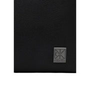 Portefeuille en cuir noir texturé avec des détails argentés Calvin Klein plaque logo montrée avec Calvin Klein Sac à dos homme à rabat avec emblème, en polyuréthane noir, taille W29