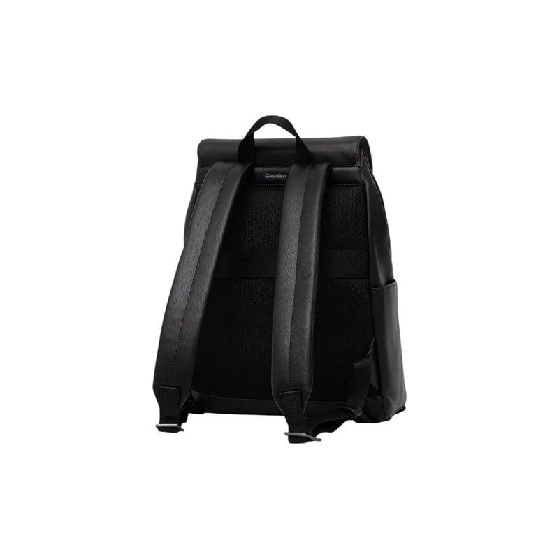 Calvin Klein Sac à dos pour homme en cuir noir avec rabat orné d'un emblème, design minimaliste et élégant, et bretelles réglables.