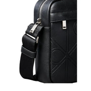Calvin Klein Sac de reporter pour homme en cuir noir orné d'un emblème géométrique en relief et de finitions argentées.