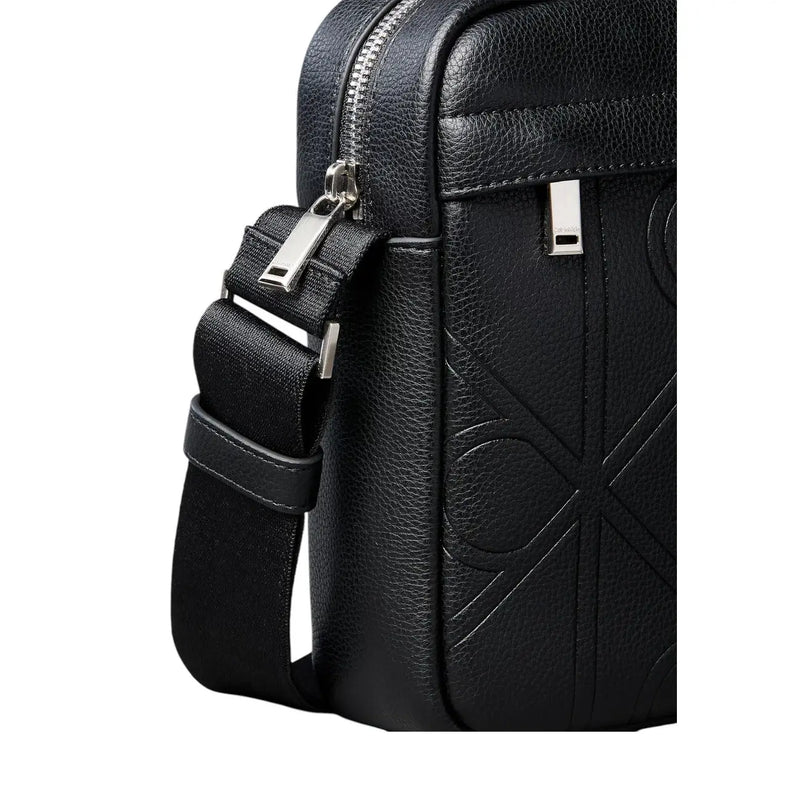 Calvin Klein Sac de reporter pour homme en cuir noir orné d'un emblème géométrique en relief et de finitions argentées.