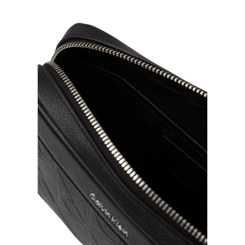 Pochette Calvin Klein pour homme en cuir noir avec emblème, extérieur en cuir texturé et fermeture éclair argentée, dimensions : l 16 x h 22 cm