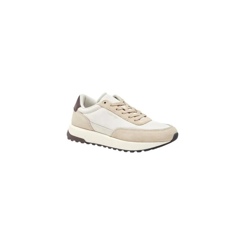 Baskets Calvin Klein pour homme, en cuir beige et blanc suédé, à semelle épaisse et lacets marron.
