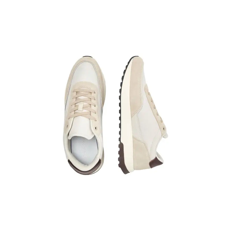 Calvin Klein Baskets en cuir pour homme, en daim beige et blanc, avec semelle en caoutchouc marron et fermeture à lacets.