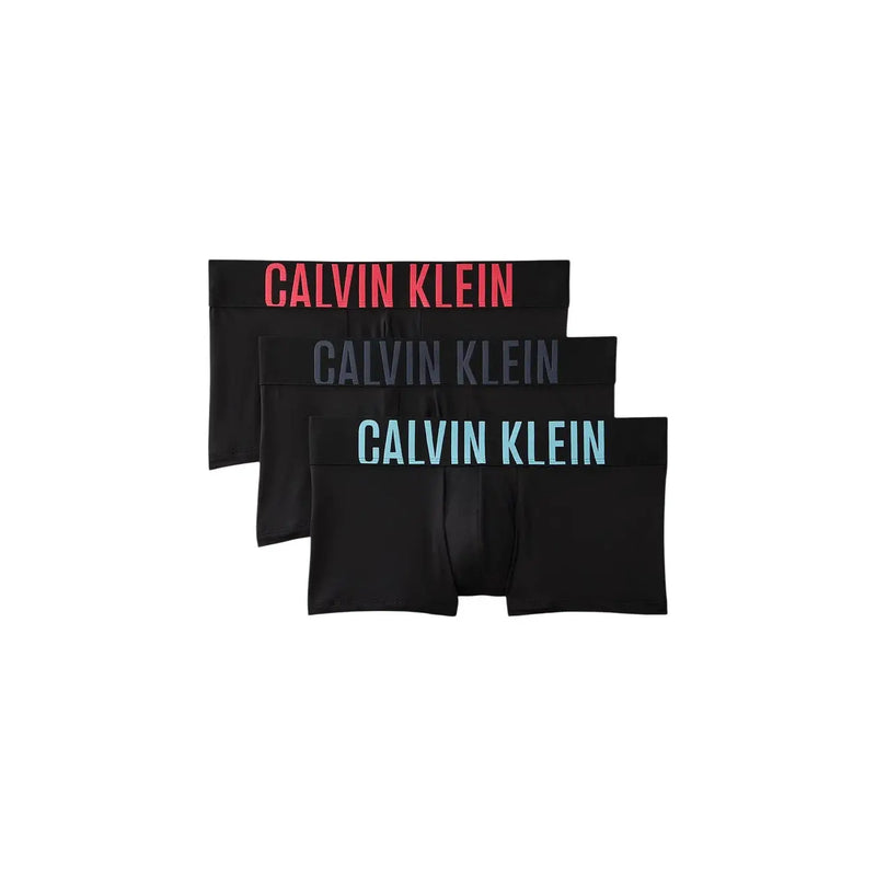 Lot de 3 boxers Calvin Klein pour homme, taille basse, en coton noir, ornés de bandes logo colorées et audacieuses en rouge, gris et bleu clair.
