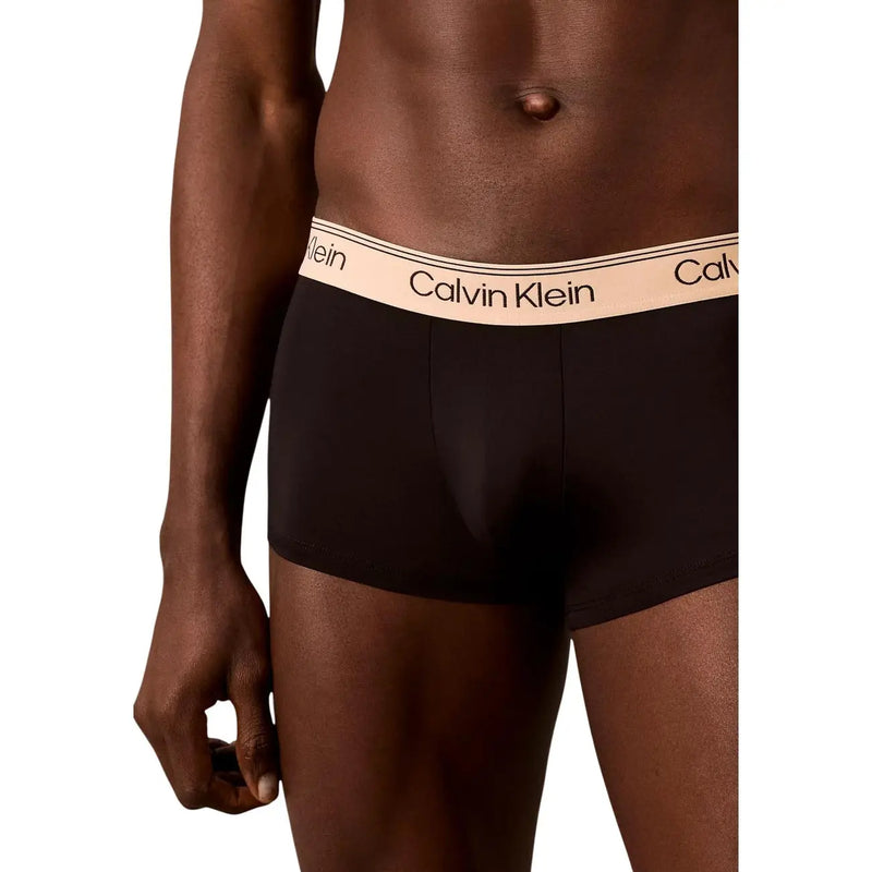 Noir Calvin Klein Lot de 3 slips homme taille basse en coton, ceinture beige et logo noir.