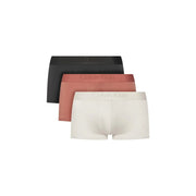 Ensemble de trois boxers Calvin Klein pour homme, taille basse, en coton, coloris noir, terre cuite et blanc cassé.