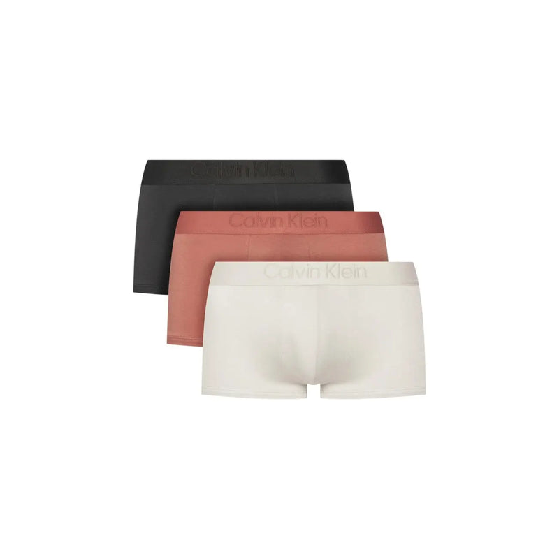 Ensemble de trois boxers Calvin Klein pour homme, taille basse, en coton, coloris noir, terre cuite et blanc cassé.