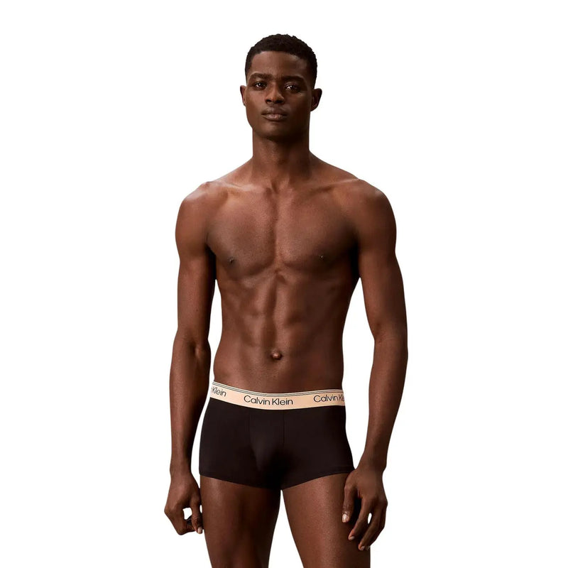 Calvin Klein Boxers pour hommes en coton noir, taille basse, avec une ceinture beige ornée du logo de la marque
