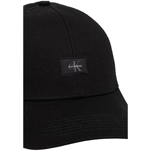 Calvin Klein Casquette trucker homme en coton noir monologo, avec tissu légèrement texturé et petit logo brodé noir.