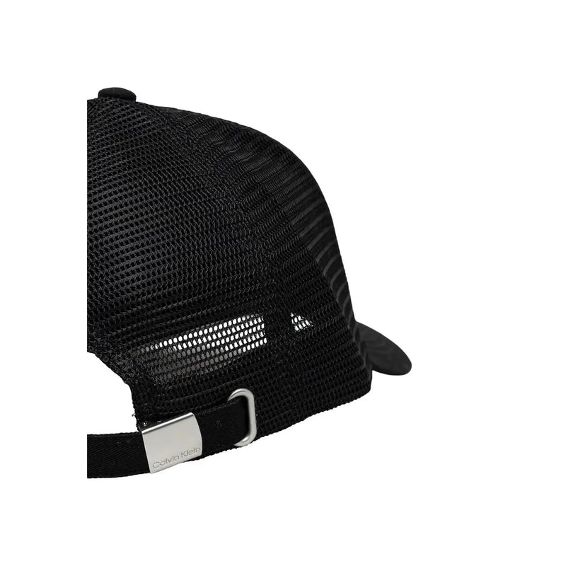 Casquette trucker en maille noire avec détails argentés Calvin Klein boucle de marque et sangle réglable au dos en coton