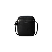 Calvin Klein Sac bandoulière homme en cuir texturé noir perforé avec fermeture éclair argentée, dimensions : L 6 x H 21 x P 6