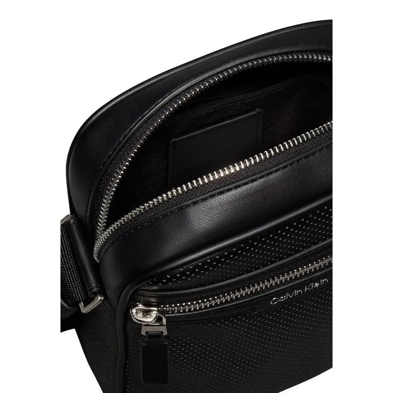 cuir noir Calvin Klein Sac de reporter homme perforé avec fermetures éclair argentées et surface texturée, dimensions L6 x H21 x P6