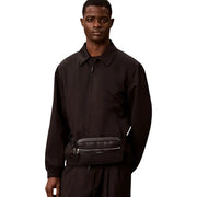 cuir noir texturé Calvin Klein Sac banane perforé pour homme avec fermetures éclair argentées et logo discret en polyuréthane