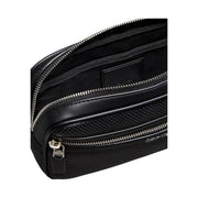 Calvin Klein Sac bandoulière noir perforé pour homme, en polyuréthane avec fermetures éclair argentées et design compact