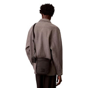 Sac bandoulière Calvin Klein pour homme, matelassé et orné d'un logo rectangulaire.