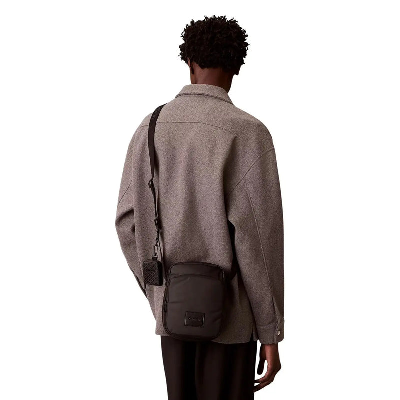 Sac bandoulière Calvin Klein pour homme, matelassé et orné d'un logo rectangulaire.