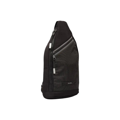 Calvin Klein Sac bandoulière homme en polyamide noir avec empiècement en maille à motif quadrillé et fermeture éclair argentée.