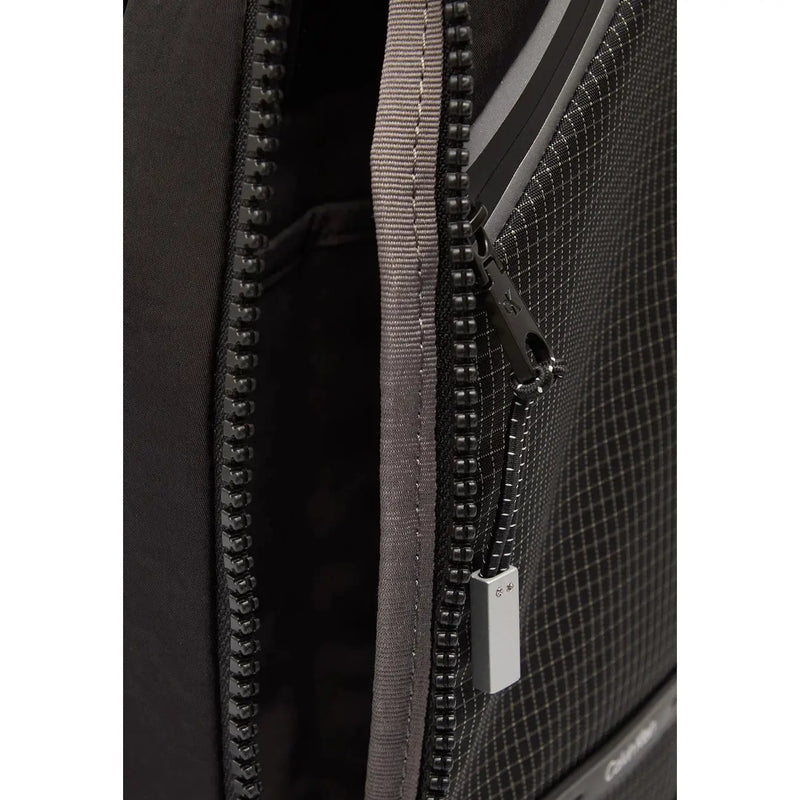 Calvin Klein Sac bandoulière homme en polyamide noir à motif quadrillé et tirettes de fermeture éclair grises 20 x 36 x 5 cm
