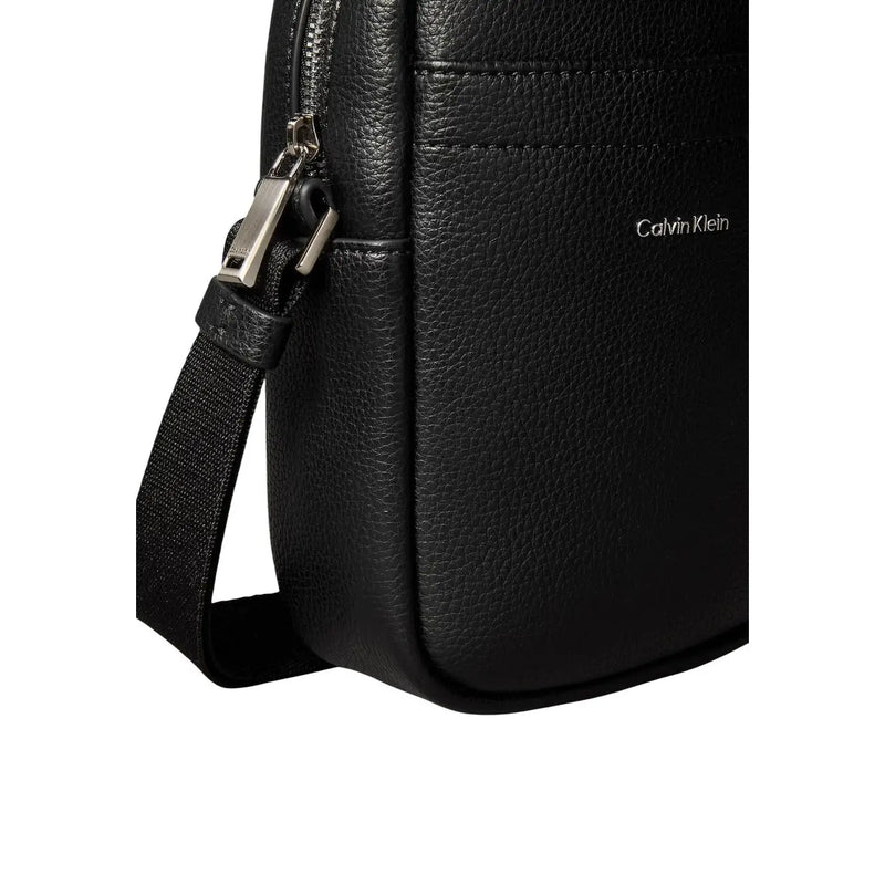 Calvin Klein Sac bandoulière homme en cuir noir texturé avec fermeture éclair argentée et bandoulière réglable