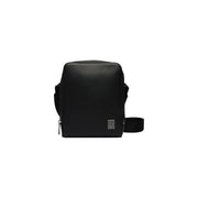 Sac bandoulière homme Calvin Klein en cuir texturé noir, au design minimaliste et élégant, orné d'un discret patch de la marque sur le devant.
