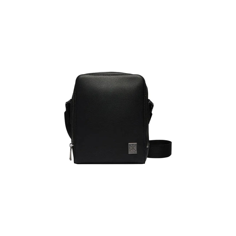 Sac bandoulière homme Calvin Klein en cuir texturé noir, au design minimaliste et élégant, orné d'un discret patch de la marque sur le devant.