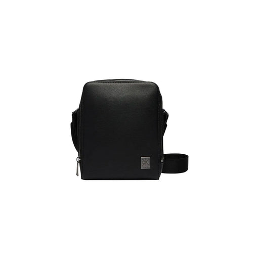 Sac bandoulière homme Calvin Klein en cuir texturé noir, au design minimaliste et élégant, orné d'un discret patch de la marque sur le devant.