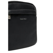 Calvin Klein Sac bandoulière homme en cuir noir avec finitions argentées et poches zippées 18 x 23 x 7 cm