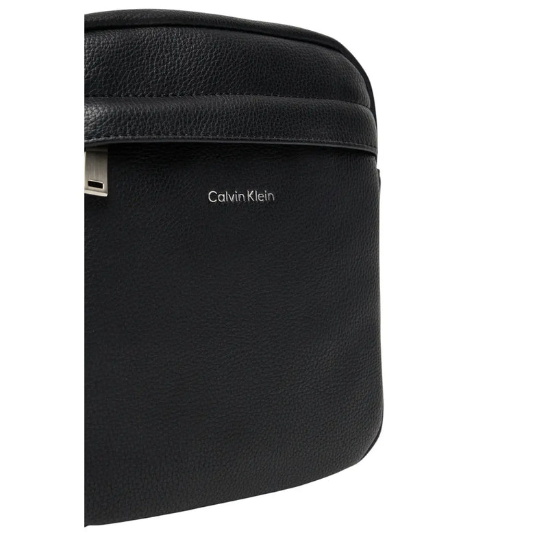 Calvin Klein Sac bandoulière homme en cuir noir avec finitions argentées et poches zippées 18 x 23 x 7 cm