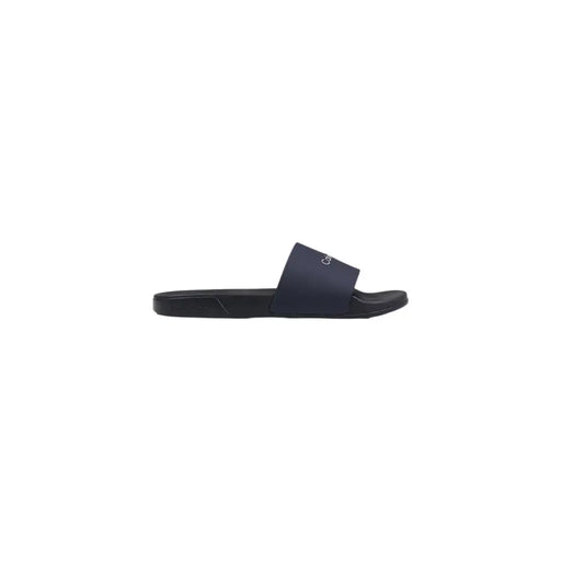 Pantoufles Calvin Klein pour homme, noires, en polyuréthane, bleu marine foncé, à enfiler, design minimaliste et logo blanc sur la bride.
