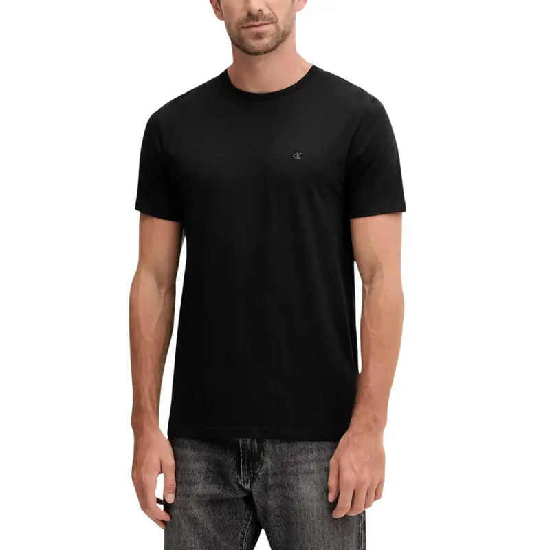 Noir Calvin Klein hommes t-shirt avec des manches courtes et un logo brodé discret sur la poitrine gauche pour une tenue décontractée