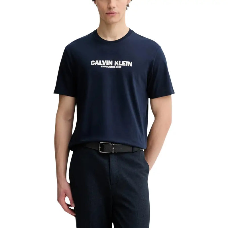 bleu marine Calvin Klein hommes t-shirt avec du blanc Calvin Klein Logo établi en 1986 sur la poitrine