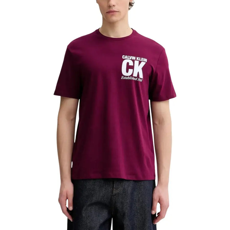 Bordeaux Calvin Klein hommes t-shirt avec un logo CK blanc établi en 1986 sur la poitrine, idéal pour une tenue décontractée