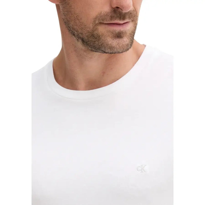 Blanc Calvin Klein col rond en coton t-shirt pour hommes avec un logo brodé discret sur le devant