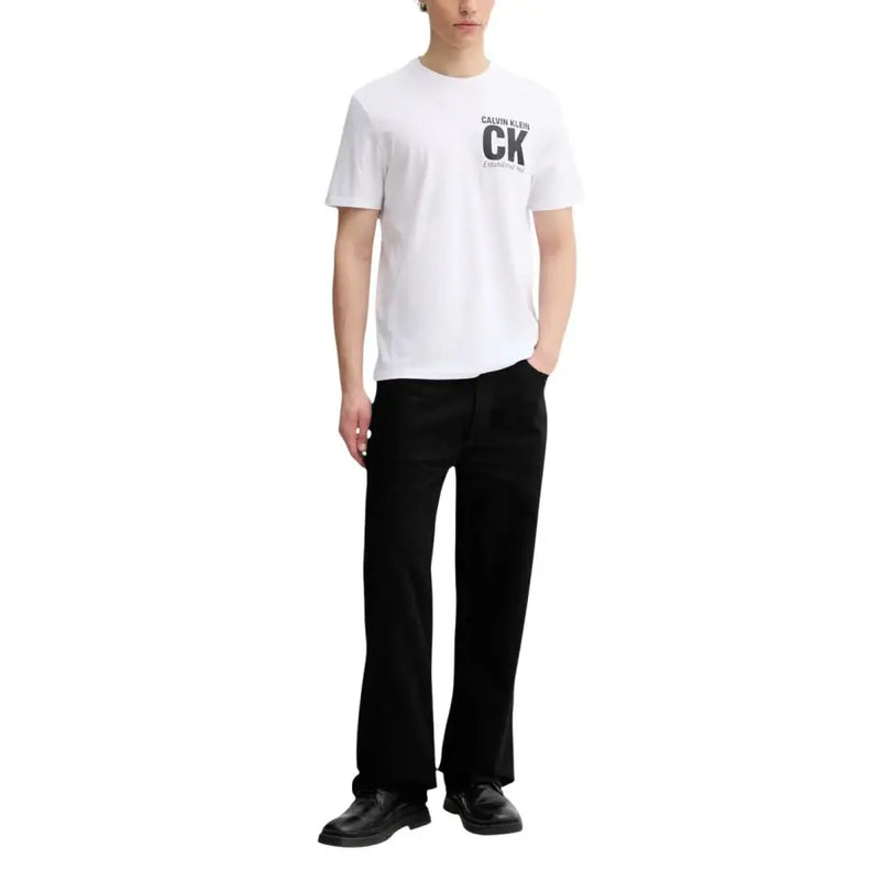 Blanc Calvin Klein hommes t-shirt avec le logo CK noir et le texte imprimés sur la poitrine, en tissu de coton doux