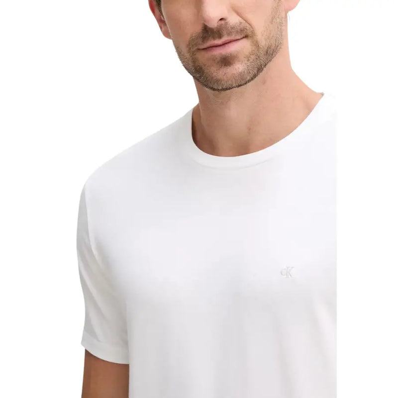 Blanc Calvin Klein hommes t-shirt avec un logo brodé discret sur la poitrine gauche pour une tenue décontractée