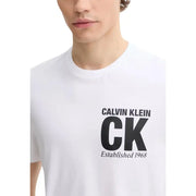 Blanc Calvin Klein hommes t-shirt avec le logo CK noir en gras et l'inscription « Établi en 1968 » sur le devant